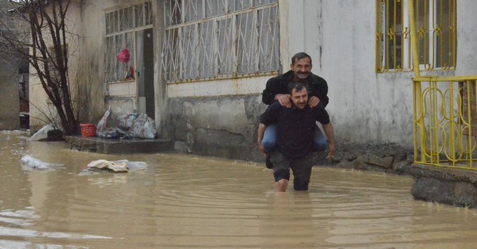 Hakkari ve ilçelerinde sağanak yağış hayatı felç etti 22