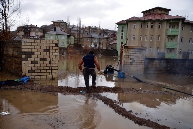 Hakkari ve ilçelerinde sağanak yağış hayatı felç etti 23