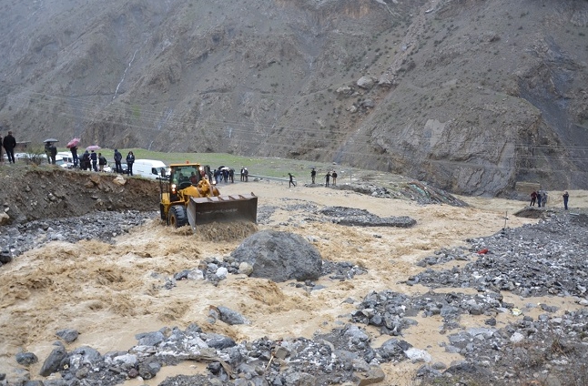 Hakkari ve ilçelerinde sağanak yağış hayatı felç etti 24