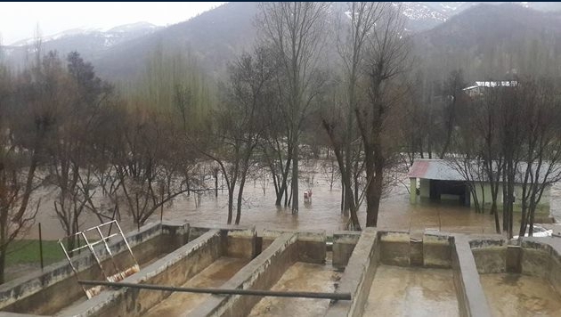 Hakkari ve ilçelerinde sağanak yağış hayatı felç etti 25