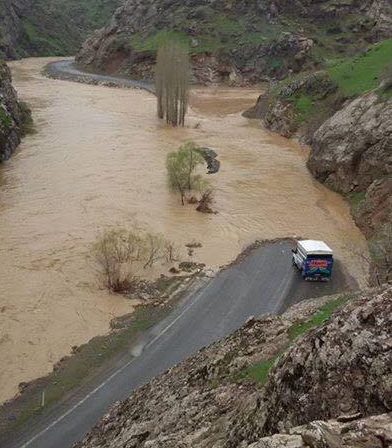 Hakkari ve ilçelerinde sağanak yağış hayatı felç etti 26