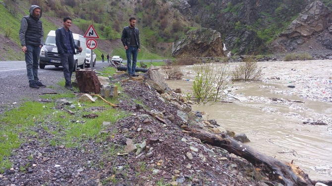 Hakkari ve ilçelerinde sağanak yağış hayatı felç etti 4