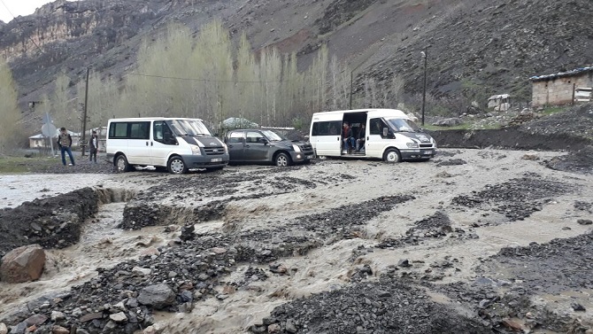 Hakkari ve ilçelerinde sağanak yağış hayatı felç etti 6