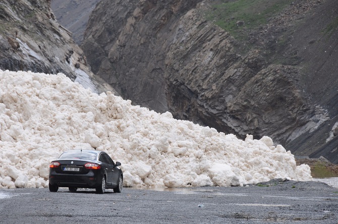 Hakkari ve ilçelerinde sağanak yağış hayatı felç etti 7