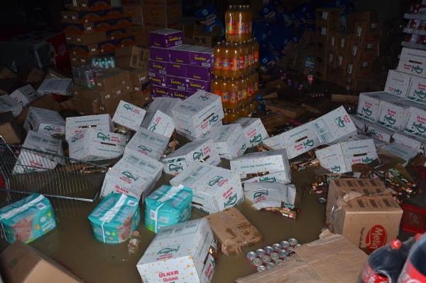 Hakkari ve ilçelerinde sağanak yağış hayatı felç etti 9