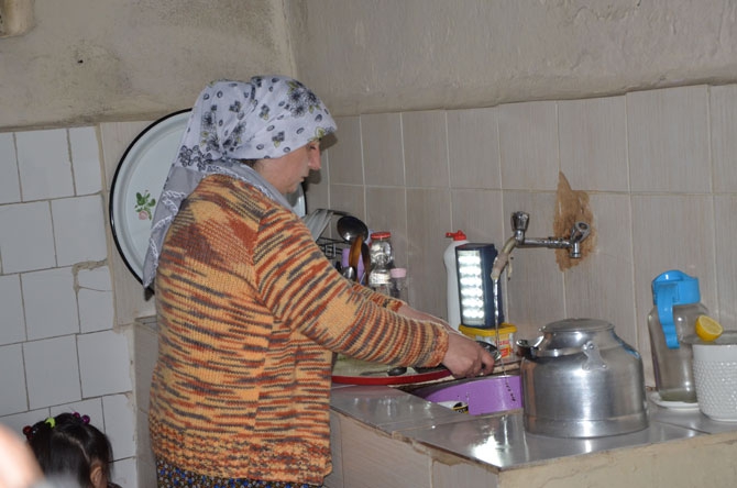 Bu evde yaşıyorlar ekmek bulamıyorlar! 8