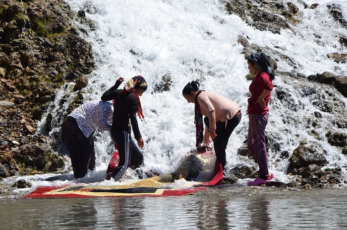 Hakkari’de bahar hazırlıkları: Şelale altında halı yıkadılar 1