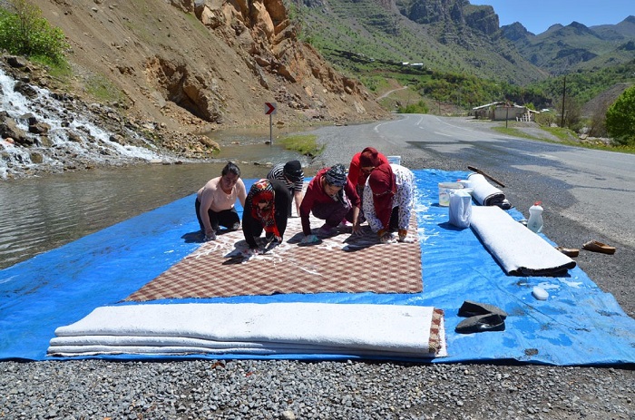 Hakkari’de bahar hazırlıkları: Şelale altında halı yıkadılar 2