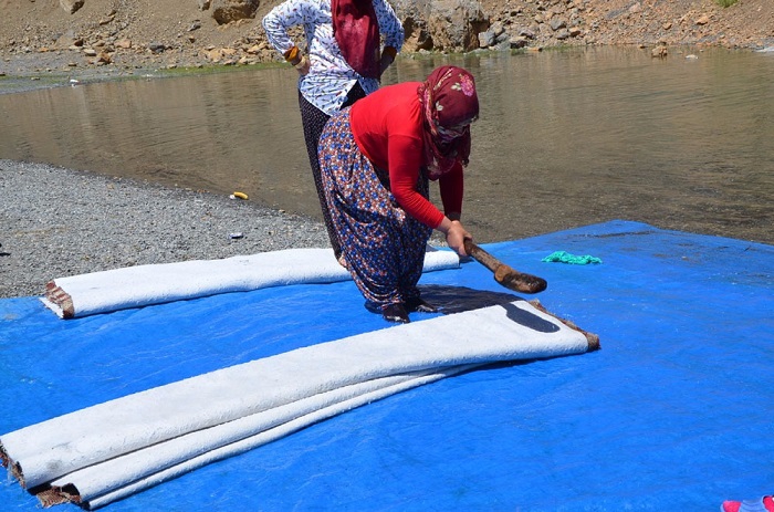 Hakkari’de bahar hazırlıkları: Şelale altında halı yıkadılar 3