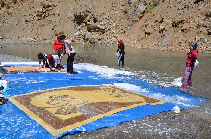 Hakkari’de bahar hazırlıkları: Şelale altında halı yıkadılar 4