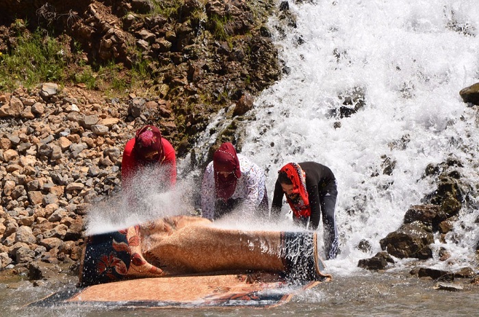 Hakkari’de bahar hazırlıkları: Şelale altında halı yıkadılar 5