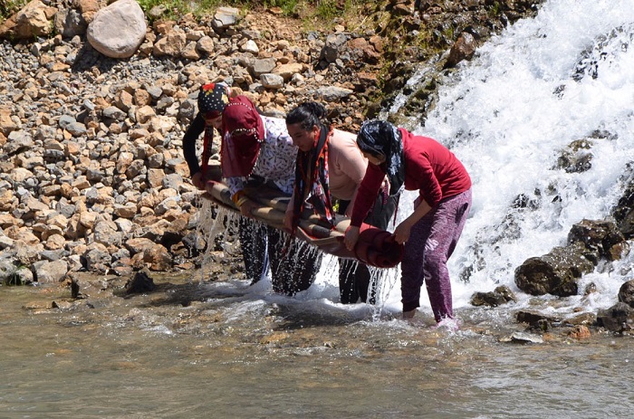 Hakkari’de bahar hazırlıkları: Şelale altında halı yıkadılar 6