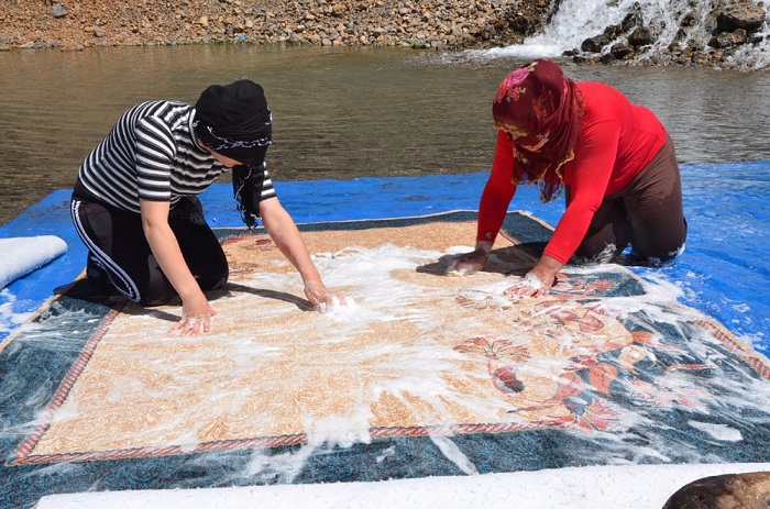 Hakkari’de bahar hazırlıkları: Şelale altında halı yıkadılar 8