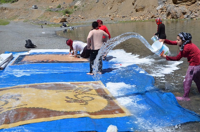 Hakkari’de bahar hazırlıkları: Şelale altında halı yıkadılar 9