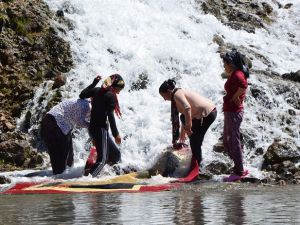 Hakkari’de bahar hazırlıkları: Şelale altında halı yıkadılar