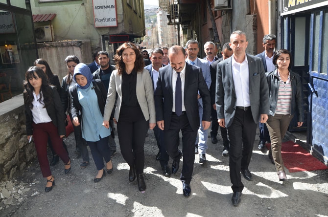 Hakkari Belediye eşbaşkanları mazbatalarını aldı 1