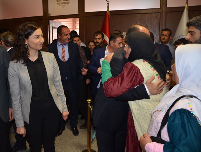 Hakkari Belediye eşbaşkanları mazbatalarını aldı 12