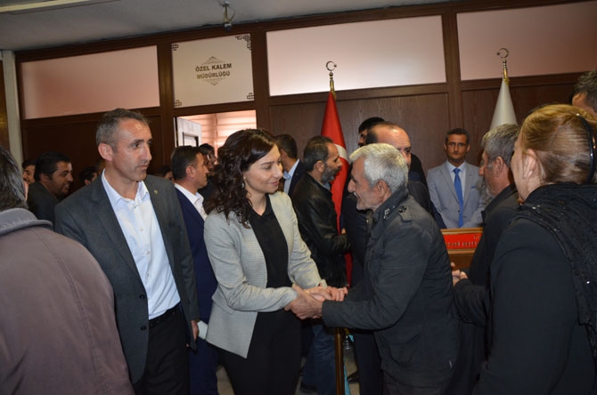 Hakkari Belediye eşbaşkanları mazbatalarını aldı 13