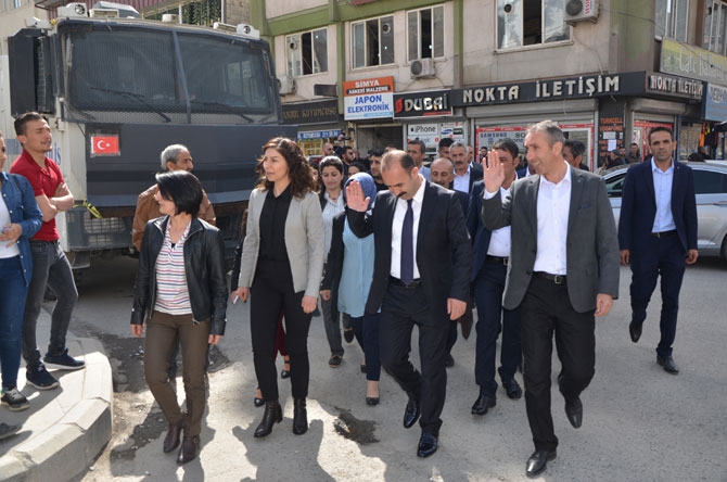 Hakkari Belediye eşbaşkanları mazbatalarını aldı 2