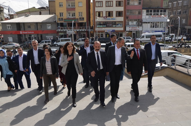 Hakkari Belediye eşbaşkanları mazbatalarını aldı 3