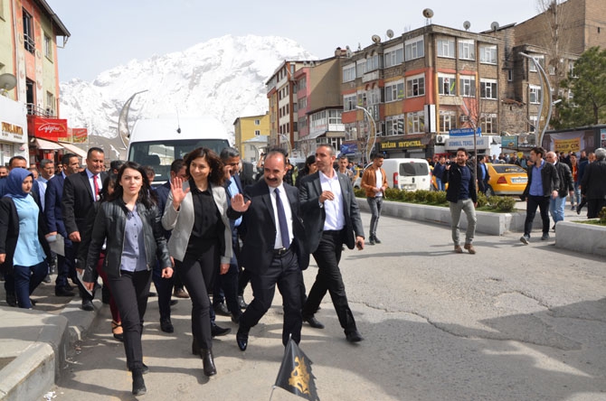 Hakkari Belediye eşbaşkanları mazbatalarını aldı 4