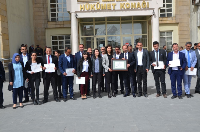 Hakkari Belediye eşbaşkanları mazbatalarını aldı 6
