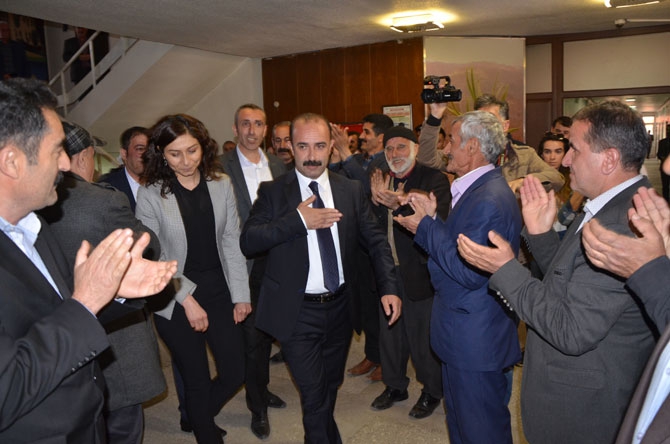 Hakkari Belediye eşbaşkanları mazbatalarını aldı 8