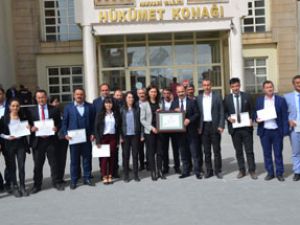 Hakkari Belediye eşbaşkanları mazbatalarını aldı