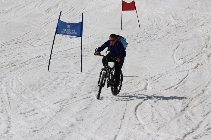 Hakkari'de 4 mevsim bir arada! kayak, buzlu suda yüzmek, ve bisiklet tur 22
