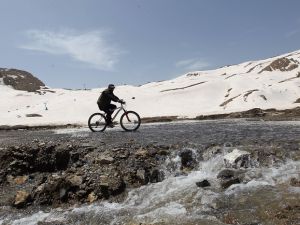 Hakkari'de 4 mevsim bir arada! kayak, buzlu suda yüzmek, ve bisiklet tur