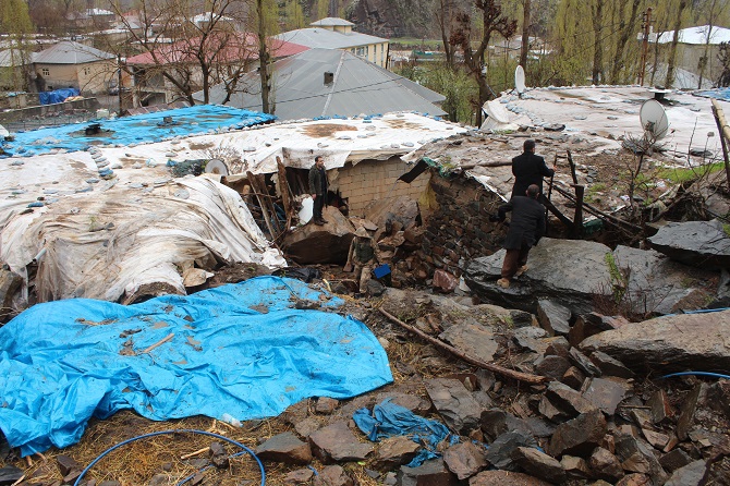 Hakkari'de dev kaya parçaları 5 evin üzerine düştü: 3 yaralı 1