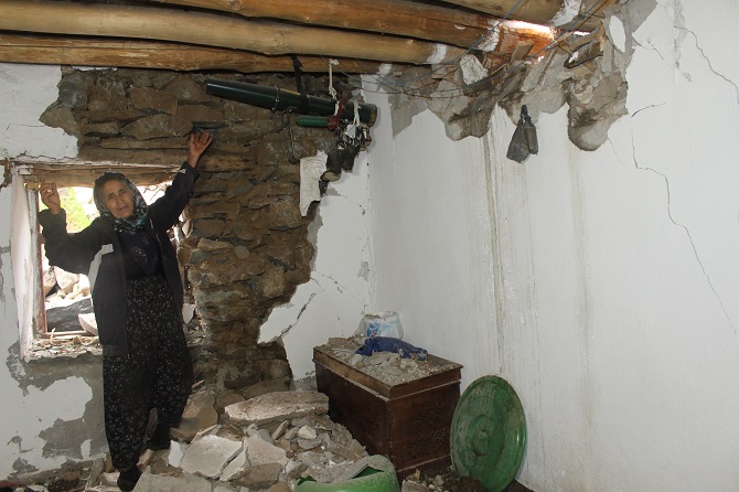 Hakkari'de dev kaya parçaları 5 evin üzerine düştü: 3 yaralı 10