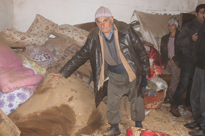 Hakkari'de dev kaya parçaları 5 evin üzerine düştü: 3 yaralı 11