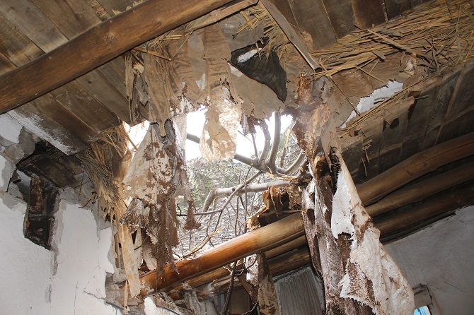 Hakkari'de dev kaya parçaları 5 evin üzerine düştü: 3 yaralı 12