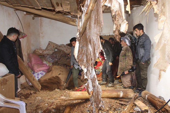 Hakkari'de dev kaya parçaları 5 evin üzerine düştü: 3 yaralı 13