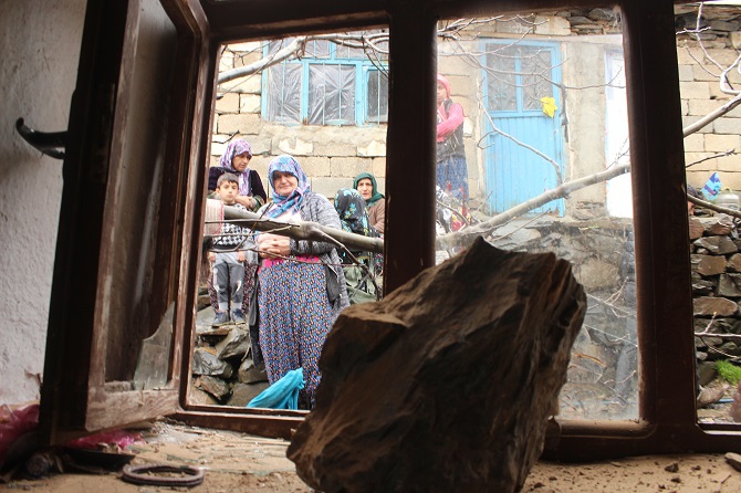Hakkari'de dev kaya parçaları 5 evin üzerine düştü: 3 yaralı 14