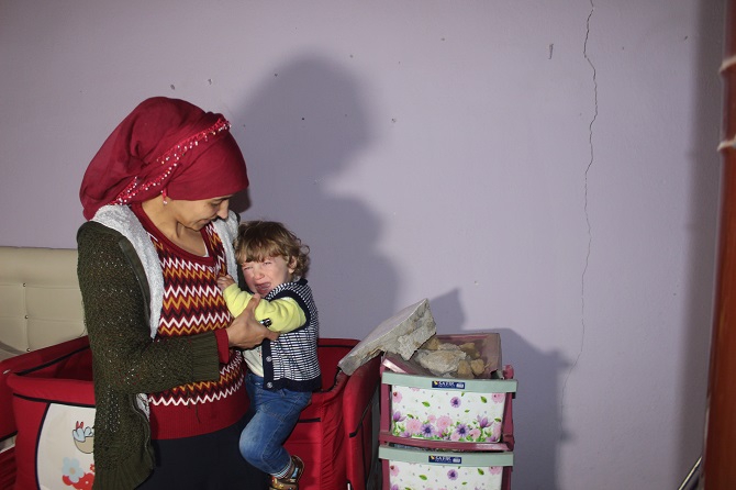 Hakkari'de dev kaya parçaları 5 evin üzerine düştü: 3 yaralı 15