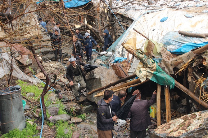 Hakkari'de dev kaya parçaları 5 evin üzerine düştü: 3 yaralı 2