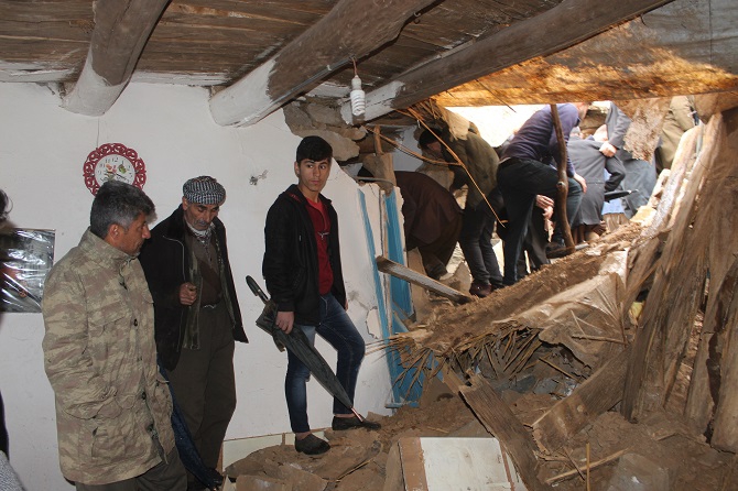 Hakkari'de dev kaya parçaları 5 evin üzerine düştü: 3 yaralı 3
