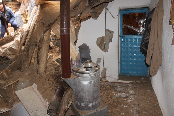 Hakkari'de dev kaya parçaları 5 evin üzerine düştü: 3 yaralı 4