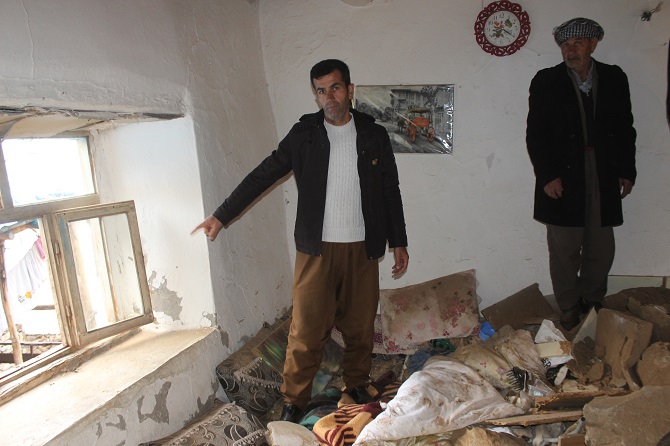 Hakkari'de dev kaya parçaları 5 evin üzerine düştü: 3 yaralı 5