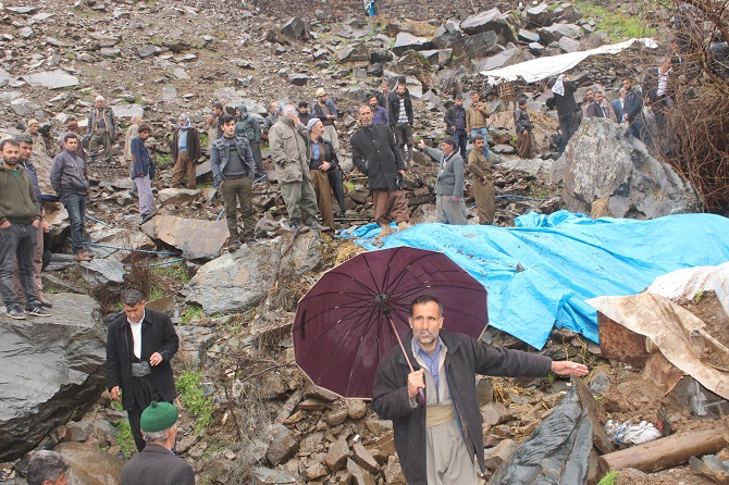 Hakkari'de dev kaya parçaları 5 evin üzerine düştü: 3 yaralı 6