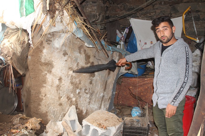 Hakkari'de dev kaya parçaları 5 evin üzerine düştü: 3 yaralı 7