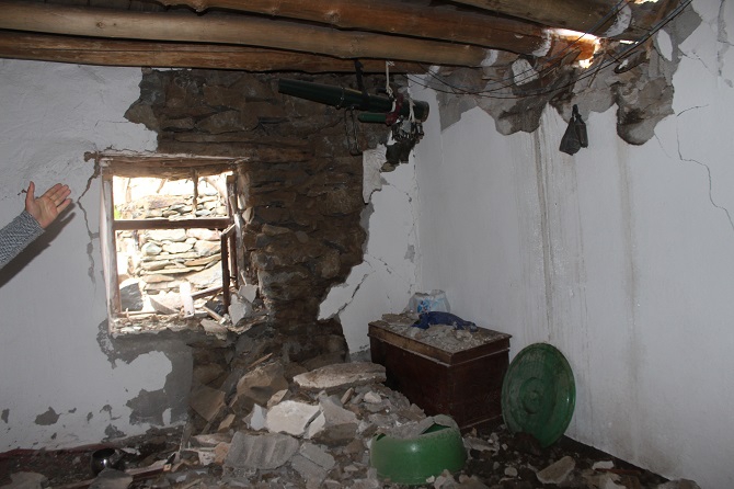 Hakkari'de dev kaya parçaları 5 evin üzerine düştü: 3 yaralı 9