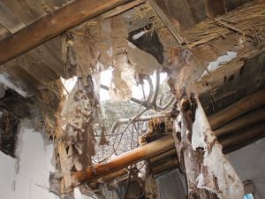 Hakkari'de dev kaya parçaları 5 evin üzerine düştü: 3 yaralı