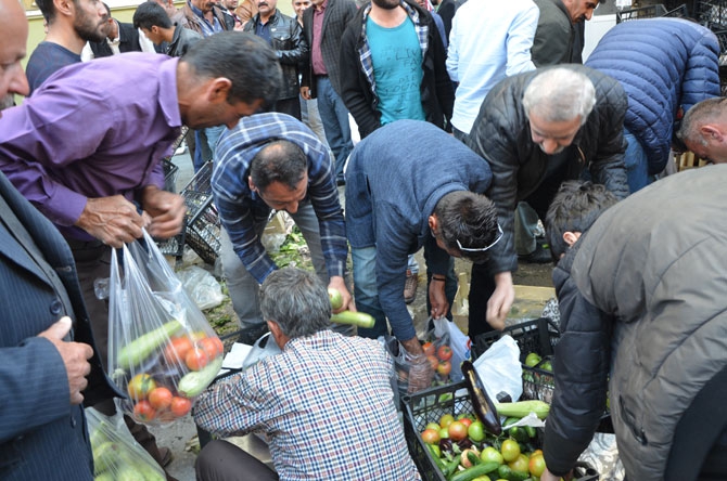 Hakkari’de ucuz sebze izdihamı! 4