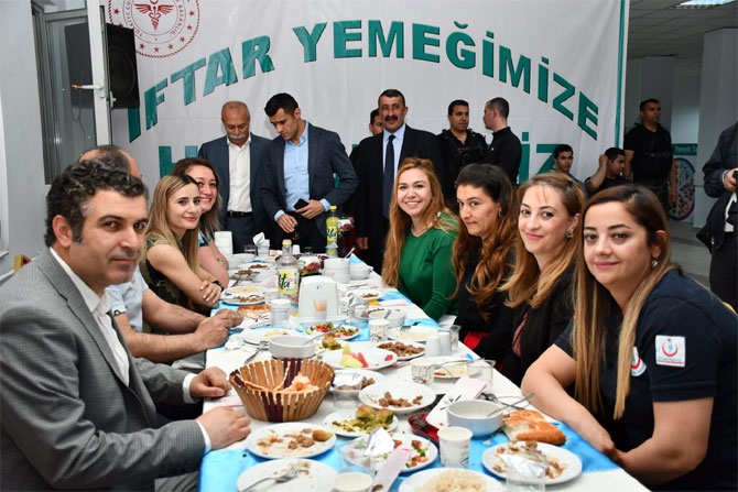 Vali Akbıyık sağlık çalışanları ile iftar açtı 11