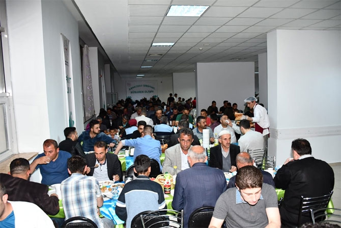 Vali Akbıyık sağlık çalışanları ile iftar açtı 12