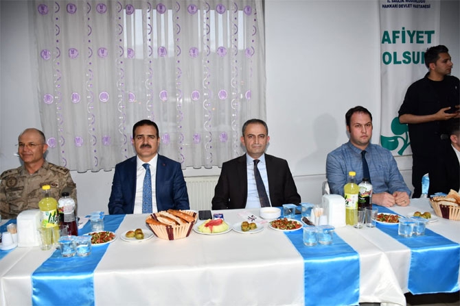 Vali Akbıyık sağlık çalışanları ile iftar açtı 13