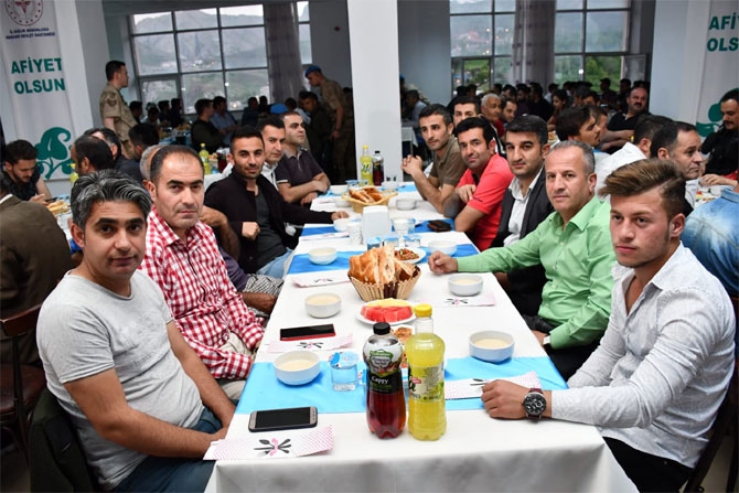 Vali Akbıyık sağlık çalışanları ile iftar açtı 14